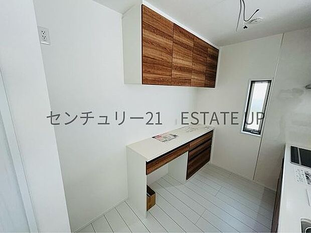 【キッチン】背面にカップボードが備わっており、家電置き場としてもご利用いただけます。作業スペースにもなるため、ご家族やご友人と料理をする際などに重宝しそうです。