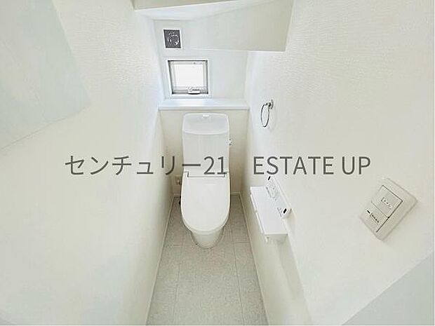 【トイレ】温水洗浄便座付きのトイレです。