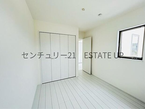 【洋室】二面採光で一日中光が入りやすい設計です。