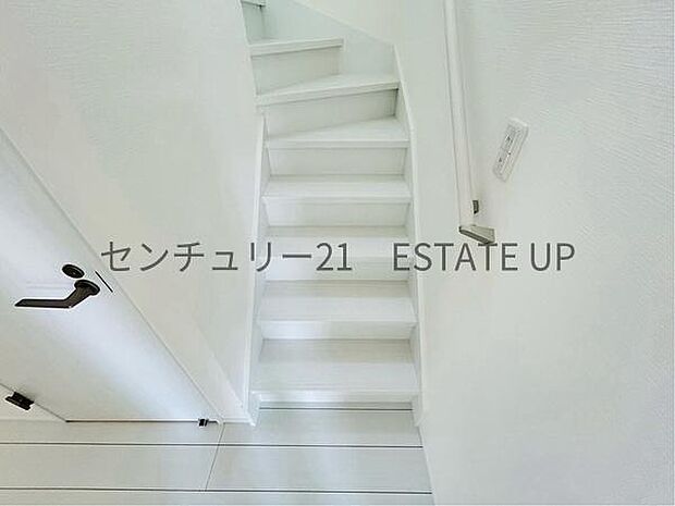 【階段】無駄のないシンプルデザインが、モダンで落ち着いた雰囲気を演出。