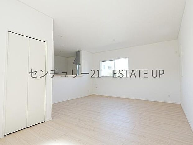 【リビング】広々としたリビング空間で、家族団らんや来客時にもゆったり過ごせる心地よい空間。