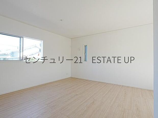 【リビング】心地いい光が差し込みます。過ごしやすいリビングで家族が快適な日々が送れます。