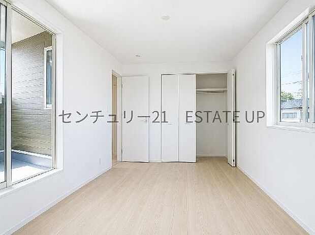 【洋室】バルコニーに面した明るい洋室です。
