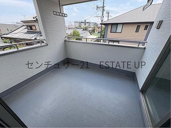【バルコニー】広々としたバルコニーで夏はBBQもでき、多様にお使いできます。
