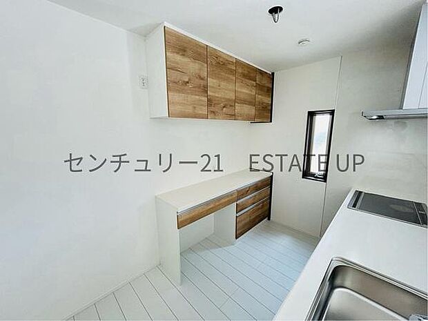 【キッチン】背面にカップボードが備わっており、家電置き場としてもご利用いただけます。作業スペースにもなるため、ご家族やご友人と料理をする際などに重宝しそうです。