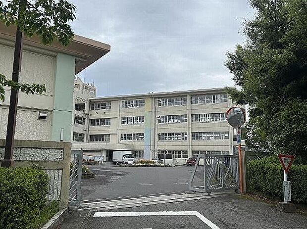 鹿児島市立皇徳寺小学校まで651m、皇徳寺小学校では、校訓「かしこく・やさしく・たくましく」を大切にしています。