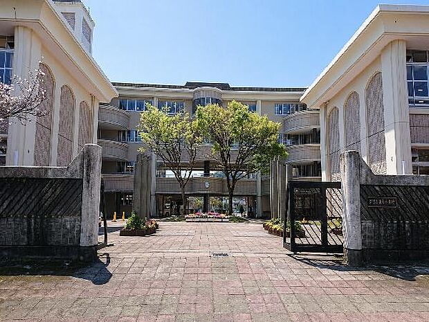 鹿児島市立皇徳寺中学校まで600m、皇徳寺中学校では、校訓「自主・敬愛・鍛錬」を大切にしています。