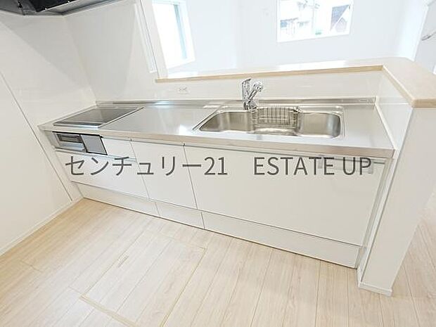 【キッチン】解放感に優れているキッチン♪床下収納もあります。