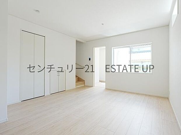【リビング】大きな窓から明るい陽光が差し込み、ご家族皆様でゆったりとお過ごしいただけるリビングダイニングです。