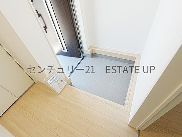 【玄関】横にシューズボックスもございますので散らかりやすいお靴もスッキリ片付きます。