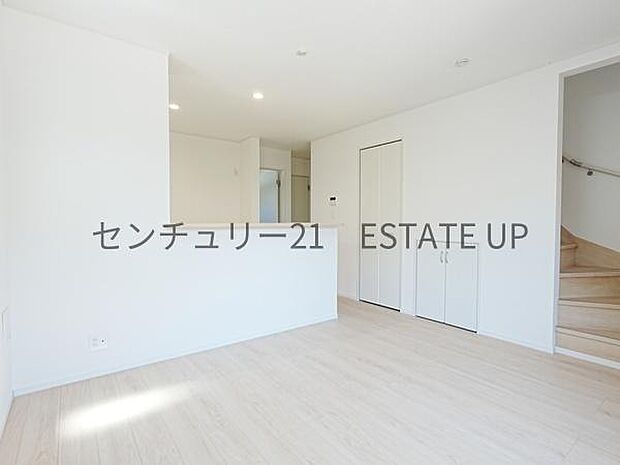 【リビング】お好きにアレンジして家具を置き、ご家族で安らげる癒しの空間をお作りいただけます。