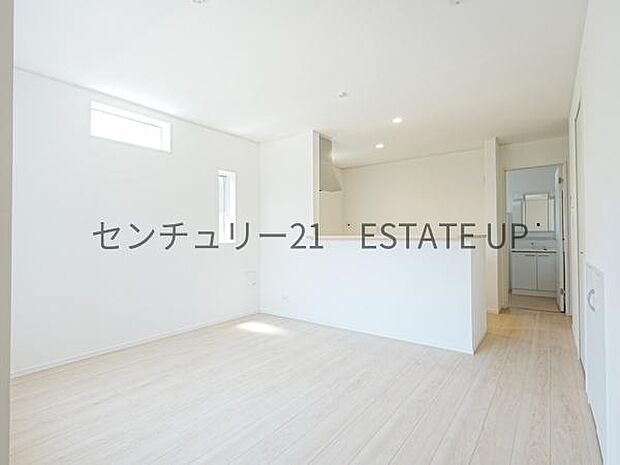 【リビング】ご家族皆様でゆったりとお過ごしいただけるリビングです。