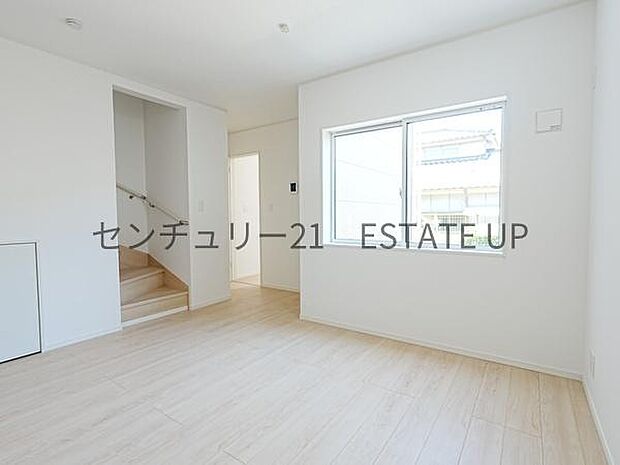 【リビング】大きな窓から明るい陽光が差し込み、ご家族皆様でゆったりとお過ごしいただけるリビングダイニングです。