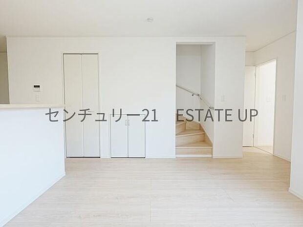 【リビング】リビングに階段と収納があり快適な住まいができます♪