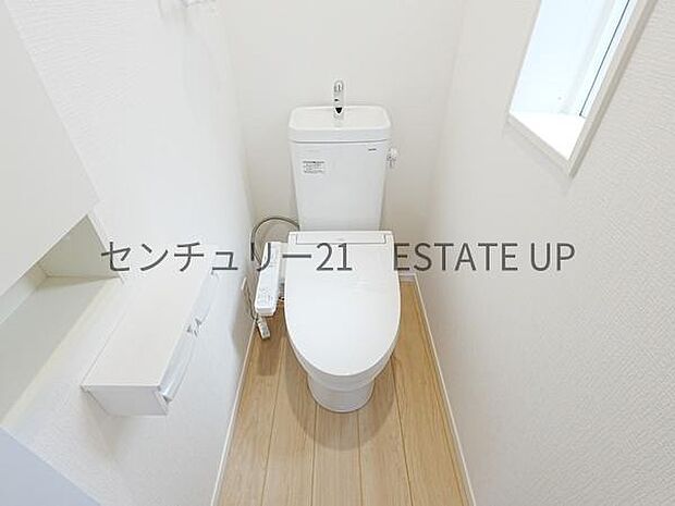 【トイレ】温水洗浄便座付きのトイレです。