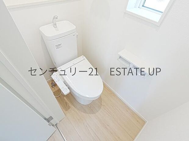 【トイレ】二階トイレ。各階にトイレが付いているので、忙しい朝の時間帯にも安心。