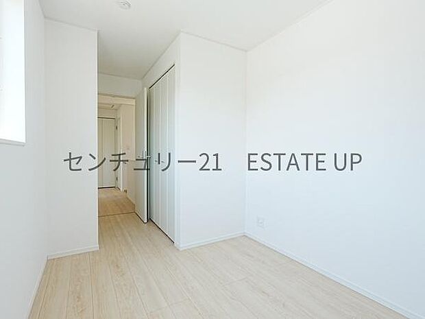 【洋室】窓がついていることで日中も明るくお部屋で過ごせます。