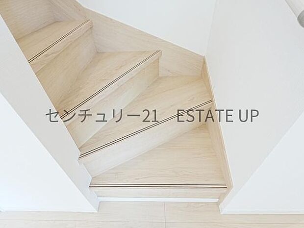 【階段】リビング階段なので家族のコミュニケーションが増えますね。