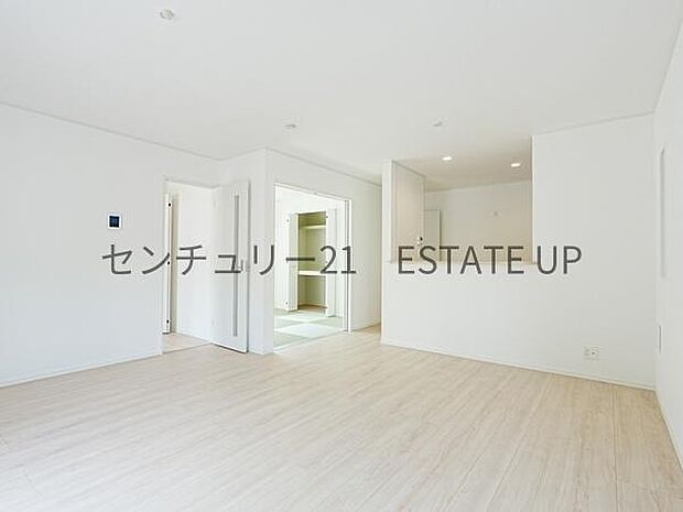 【リビング】リビングに畳の部屋があり来客室やキッズのスペース多様にご使用いただけます。