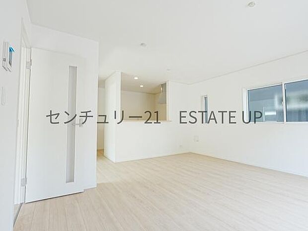 【リビング】ご家族皆様でゆったりとお過ごしいただけるリビングです。