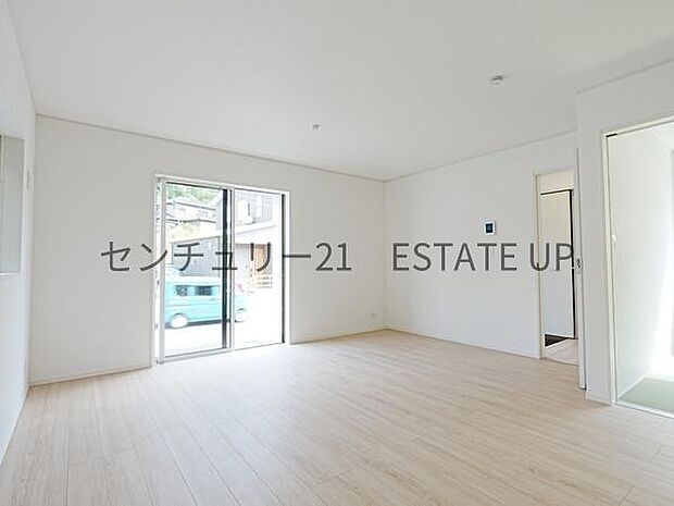 【リビング】お好きにアレンジして家具を置き、ご家族で安らげる癒しの空間をお作りいただけます。