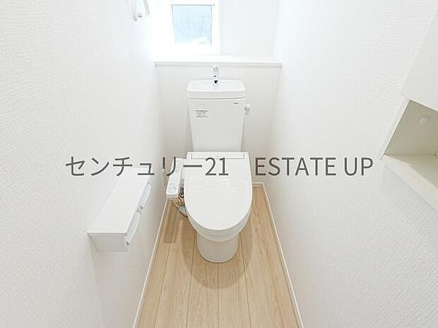 【トイレ】温水洗浄便座付きのトイレです。