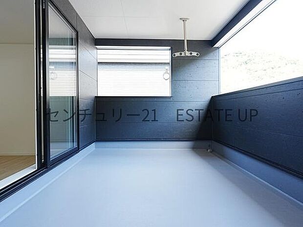 【バルコニー】バルコニーもあるので洗濯物もよく乾きそうです。