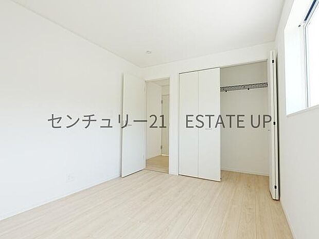 【洋室】クローゼットがあるのですぐに着替えができ便利です♪