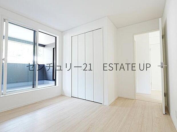 【洋室】バルコニーに面した明るい洋室です。