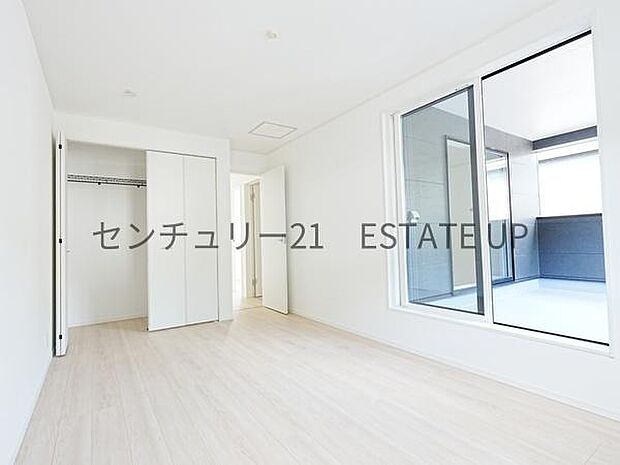 【洋室】バルコニーに面した明るい洋室です。