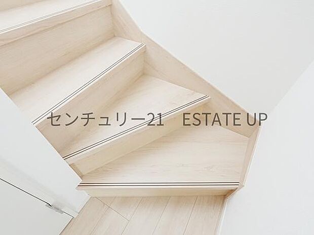 【階段】階段の途中でふと顔を合わせる、そんな日常の一コマが愛おしい。