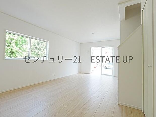 【リビング】心地いい光が差し込みます。過ごしやすいリビングで家族が快適な日々が送れます。