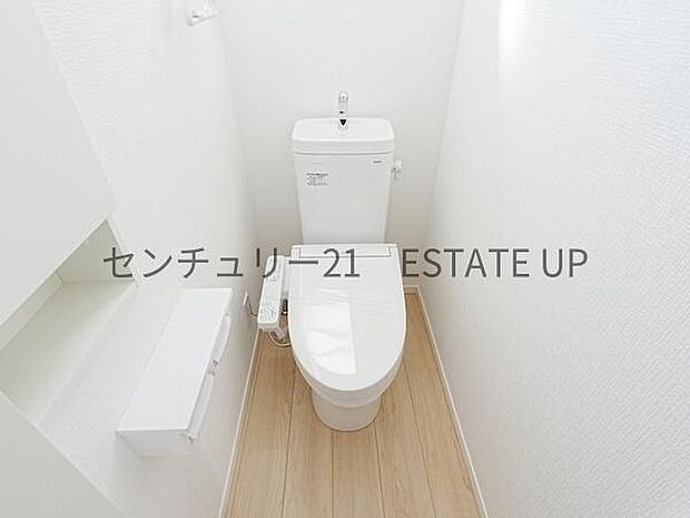 【トイレ】温水洗浄便座付きのトイレです。