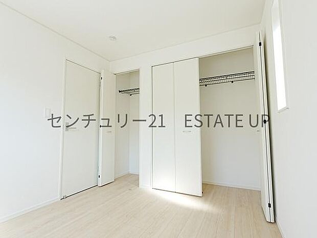 【洋室】クローゼットがあるのですぐに着替えができ便利です♪