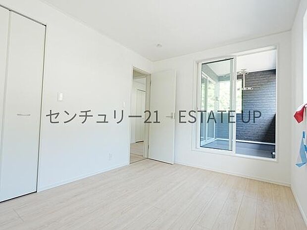 【洋室】バルコニーに面した明るい洋室です。