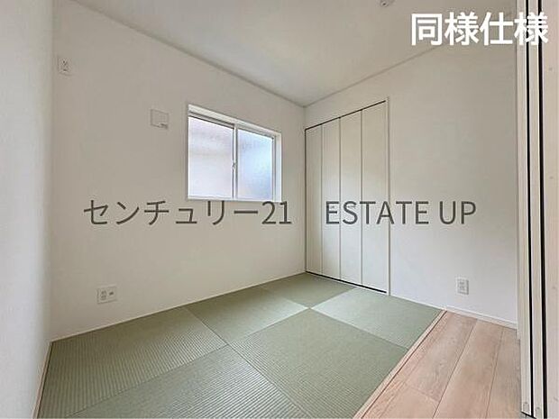 【同様仕様　和室】リビングにある和室は、来訪者や思い切りお子様が遊べるキッズスペースにぴったり！