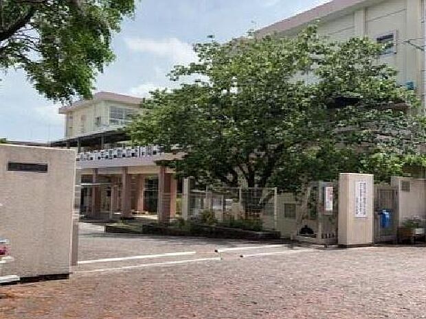 鹿児島市立紫原小学校まで1330m、紫原小学校では「夢と希望をもち、進んで考え、他を思いやり、最後までがんばる子ども」の育成を教育の柱にしています。