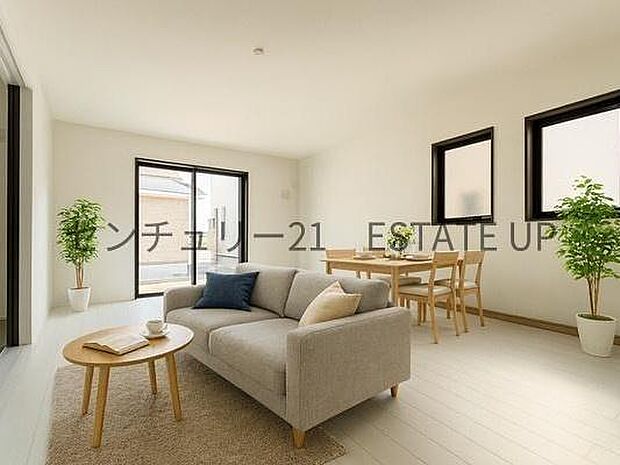 【リビング】大きな窓から明るい陽光が差し込み、ご家族皆様でゆったりとお過ごしいただけるリビングダイニングです。※ホームステージングしているイメージ図です。