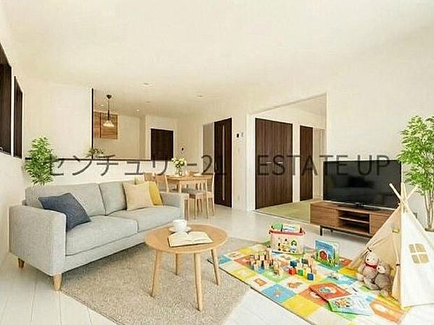 【リビング】心地いい光が差し込みます。過ごしやすいリビングで家族が快適な日々が送れます。※ホームステージングしているイメージ図です。