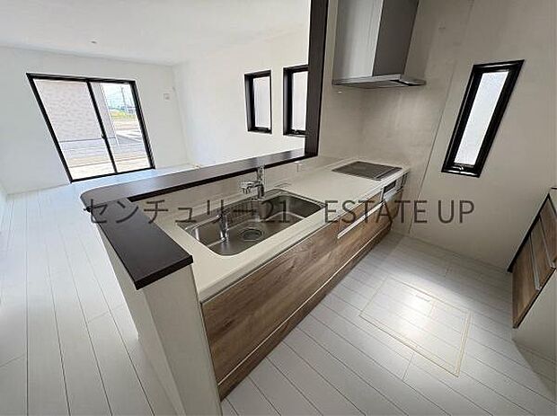 【キッチン】LDにいるご家族と会話をしながら料理ができる対面式キッチン。動線が短く作業効率の良いL字型です。上下に豊富な収納スペースがあるのでキッチンがすっきり片付きます。