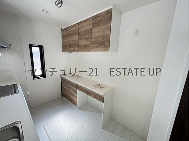 【キッチン】背面にカップボードが備わっており、家電置き場としてもご利用いただけます。作業スペースにもなるため、ご家族やご友人と料理をする際などに重宝しそうです。