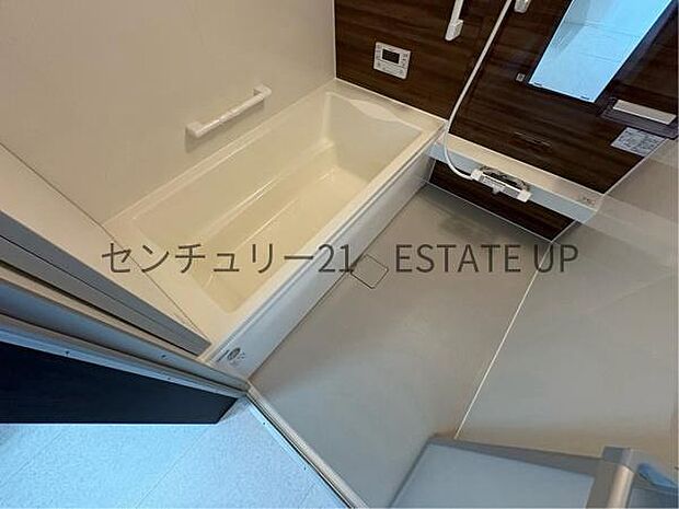 【浴室】足を伸ばして入れる1坪タイプのバスルーム。日頃の疲れを癒してくれます。