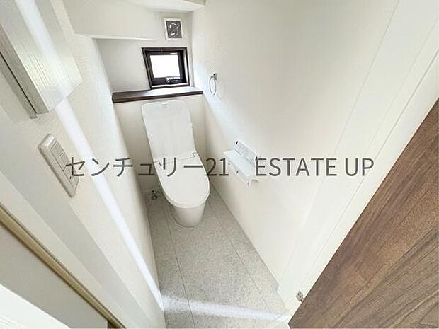 【トイレ】温水洗浄便座付きのトイレです。