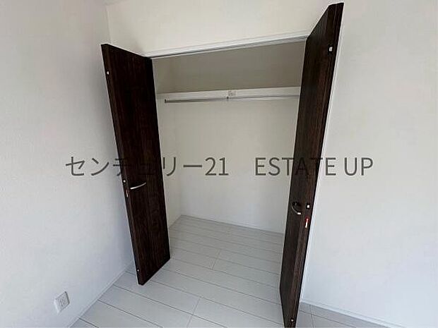 【収納】奥行きと幅のあるクローゼットは、断捨離をする必要のないくらい収納力があるところが魅力です!