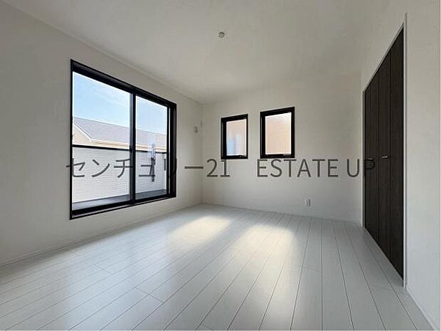 【洋室】二面採光で一日中光が入りやすい設計です。