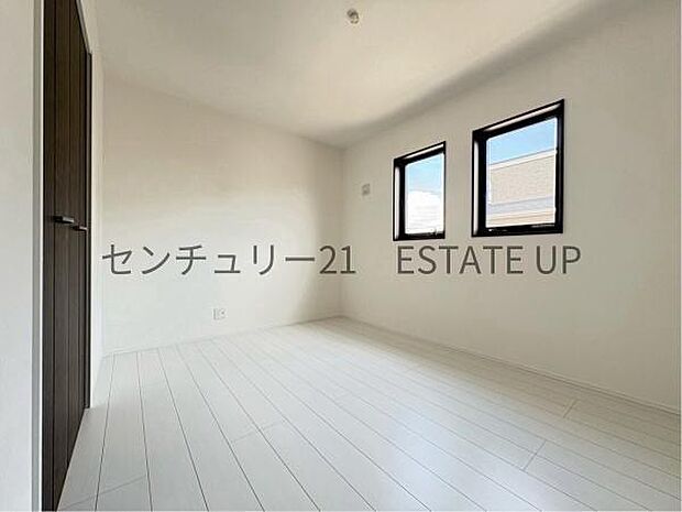 【洋室】二面採光で収納付きの洋室です。