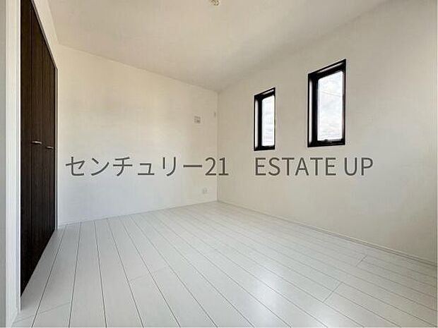 【洋室】フローリング仕様なので、お掃除も楽ちんです。