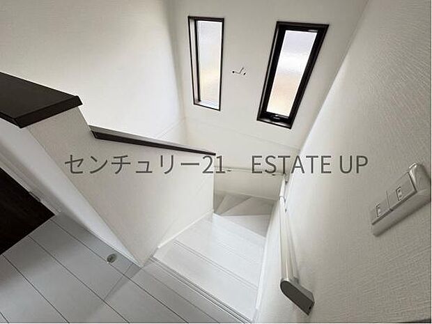 【階段】無駄のないシンプルデザインが、モダンで落ち着いた雰囲気を演出。