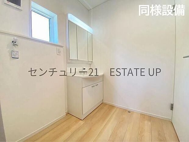 【同様設備　洗面台・洗面所】スペースの広い洗面所が特徴