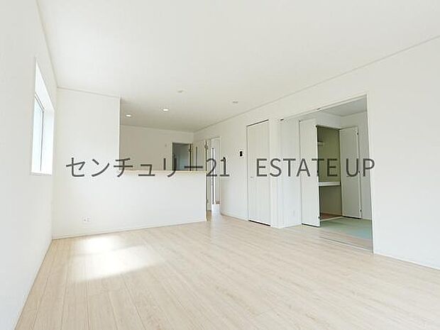【リビング】お好きにアレンジして家具を置き、ご家族で安らげる癒しの空間をお作りいただけます。